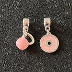 Dupla de Berloques Kettlebell + Anilha Rosa