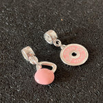 Dupla de Berloques Kettlebell + Anilha Rosa