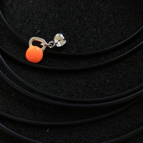 Berloque Kettlebell Laranja Neon