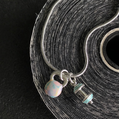 Pulseira Kettlebell Tie Dye com Barra Turquesa