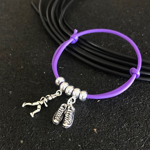 Pulseira de borracha Corredora + Par de Tênis