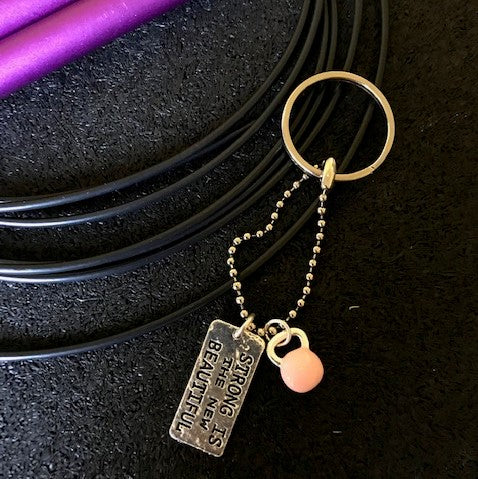 Chaveiro Strong is the New Beautiful + Kettlebell rosa