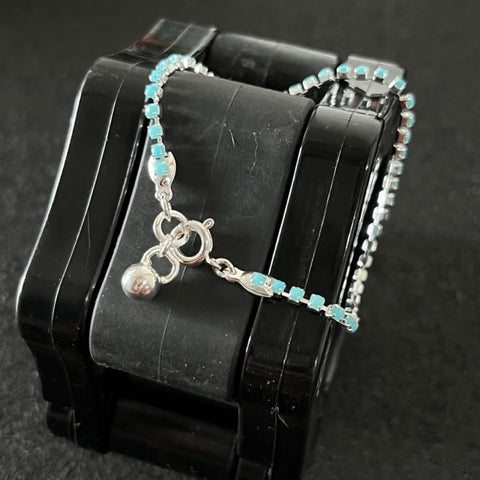 Pulseira corrente turquesa com Kettlebell
