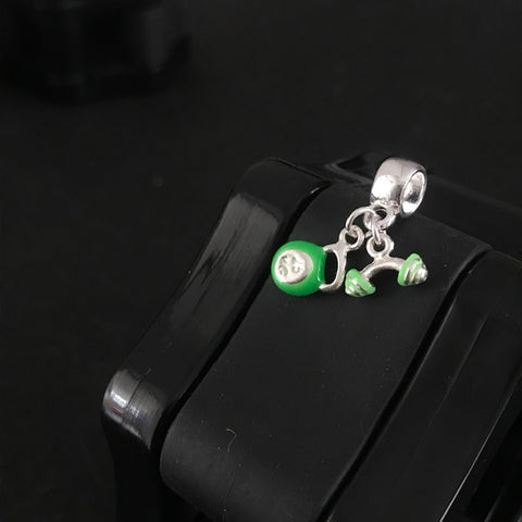 Berloque Duplo Kettlebell + Barra Verde Neon