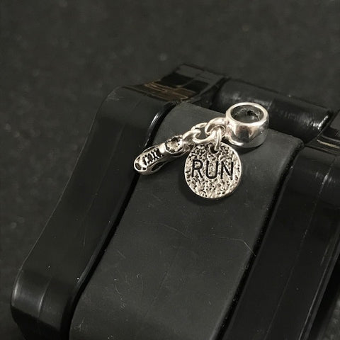 Berloque Duplo Tênis + Run
